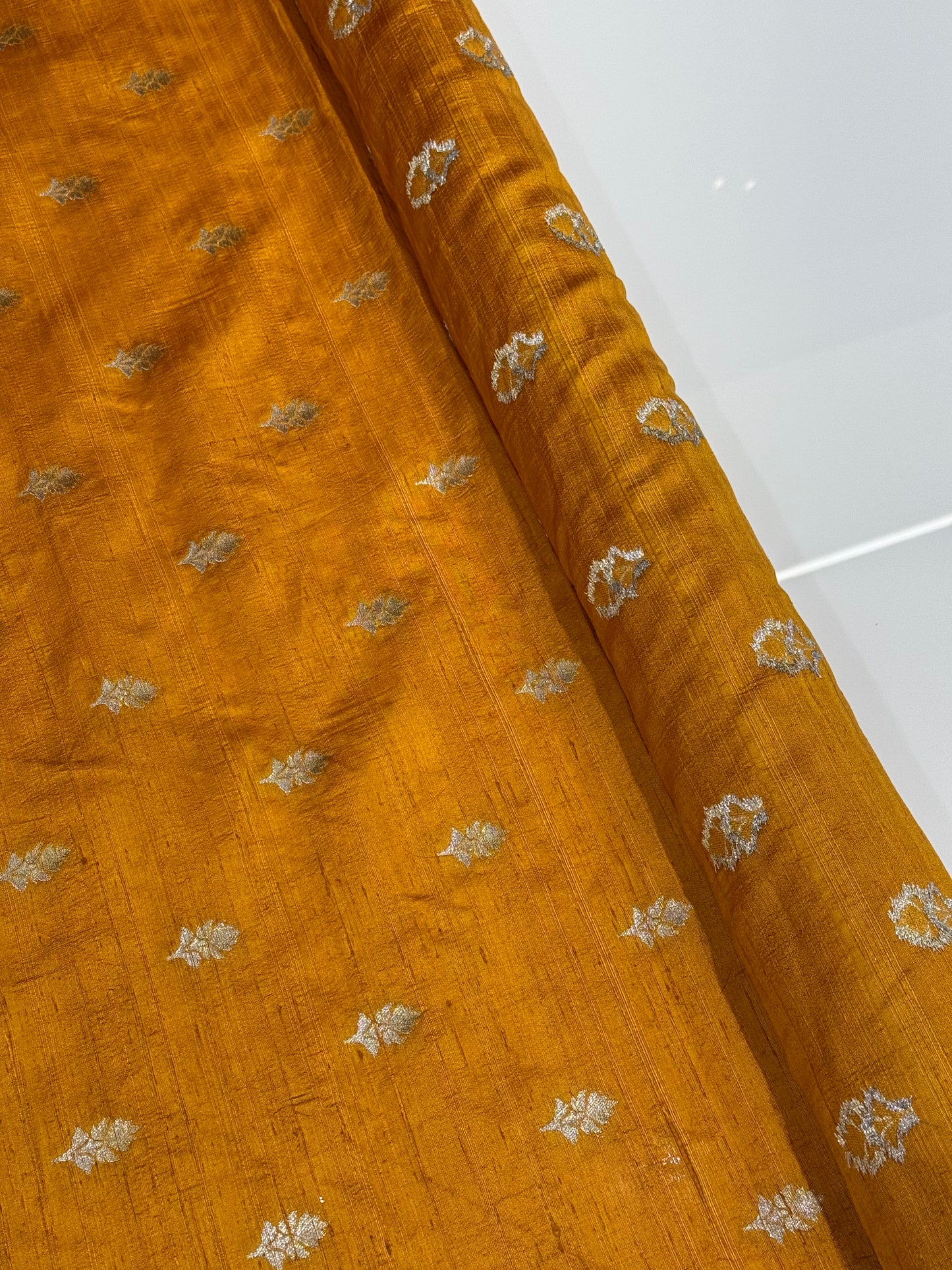PREMIUM BANARASI RUNNING MATERIALS - IHA 27498
