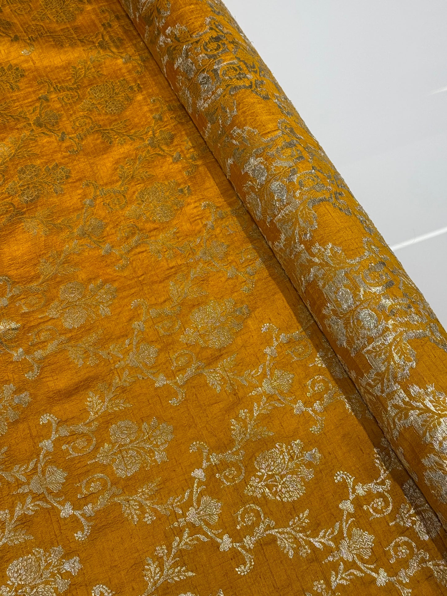 PREMIUM BANARASI RUNNING MATERIALS - IHA 27498
