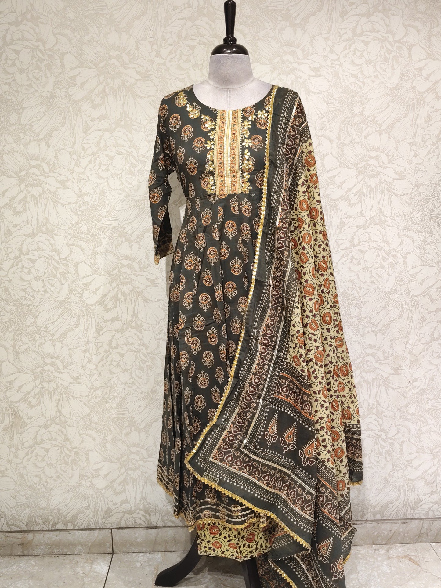 OFFER SALES TOP AND BOTTOM COLLECTIONS - IHA 27223