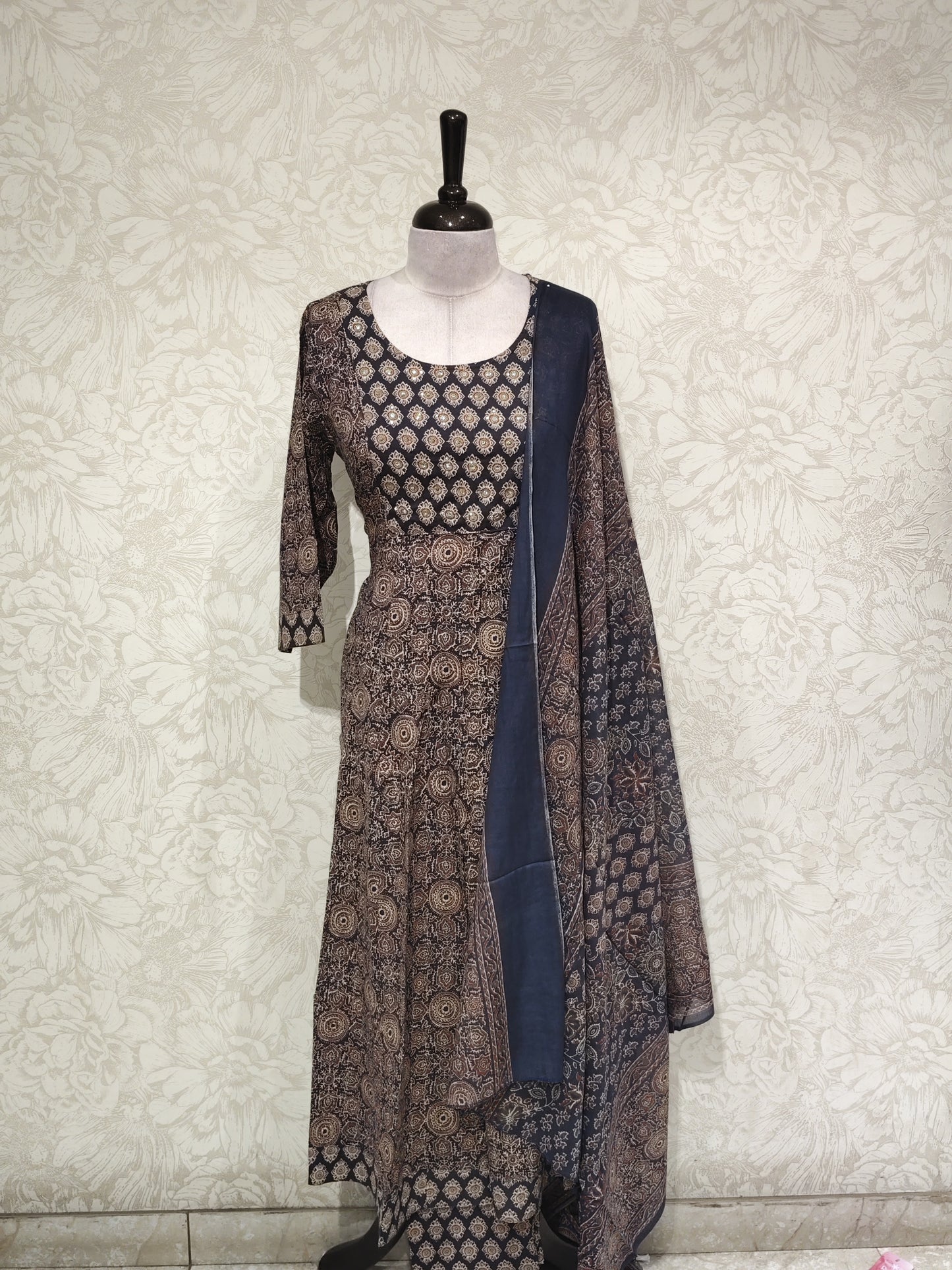 OFFER SALES TOP AND BOTTOM - IHA 27524