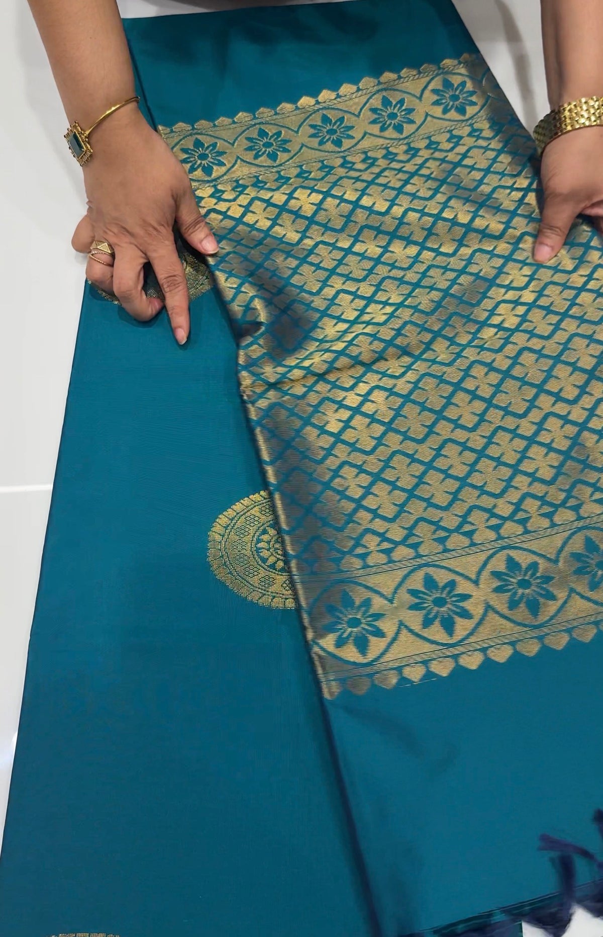 OFFER SALES SAREES - IHA 35439