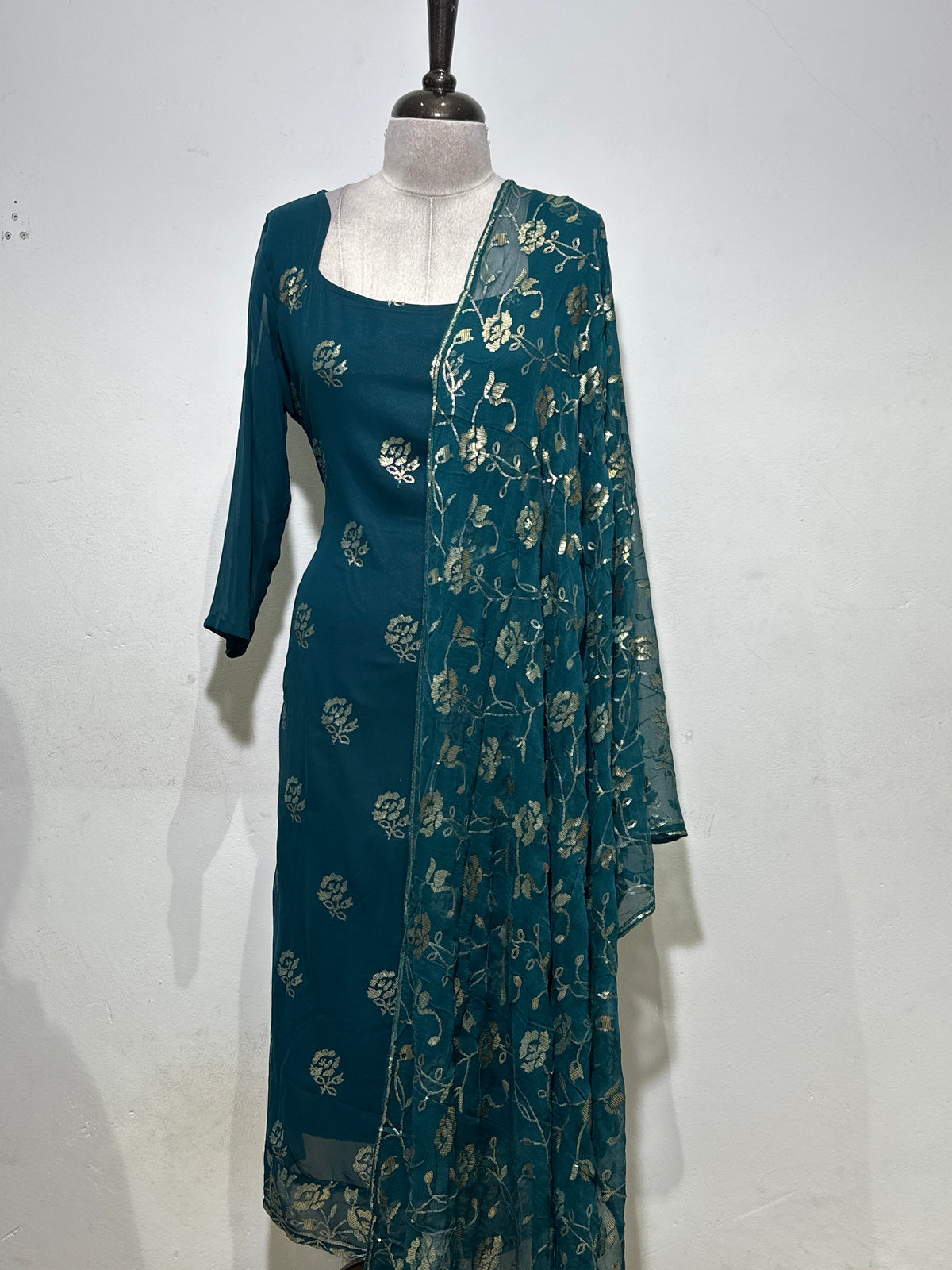 OFFER SALES READY TO WEAR SETS  -  IHA 35622
