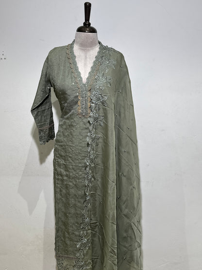 OFFER SALES READY TO WEAR SETS  -  IHA 35622