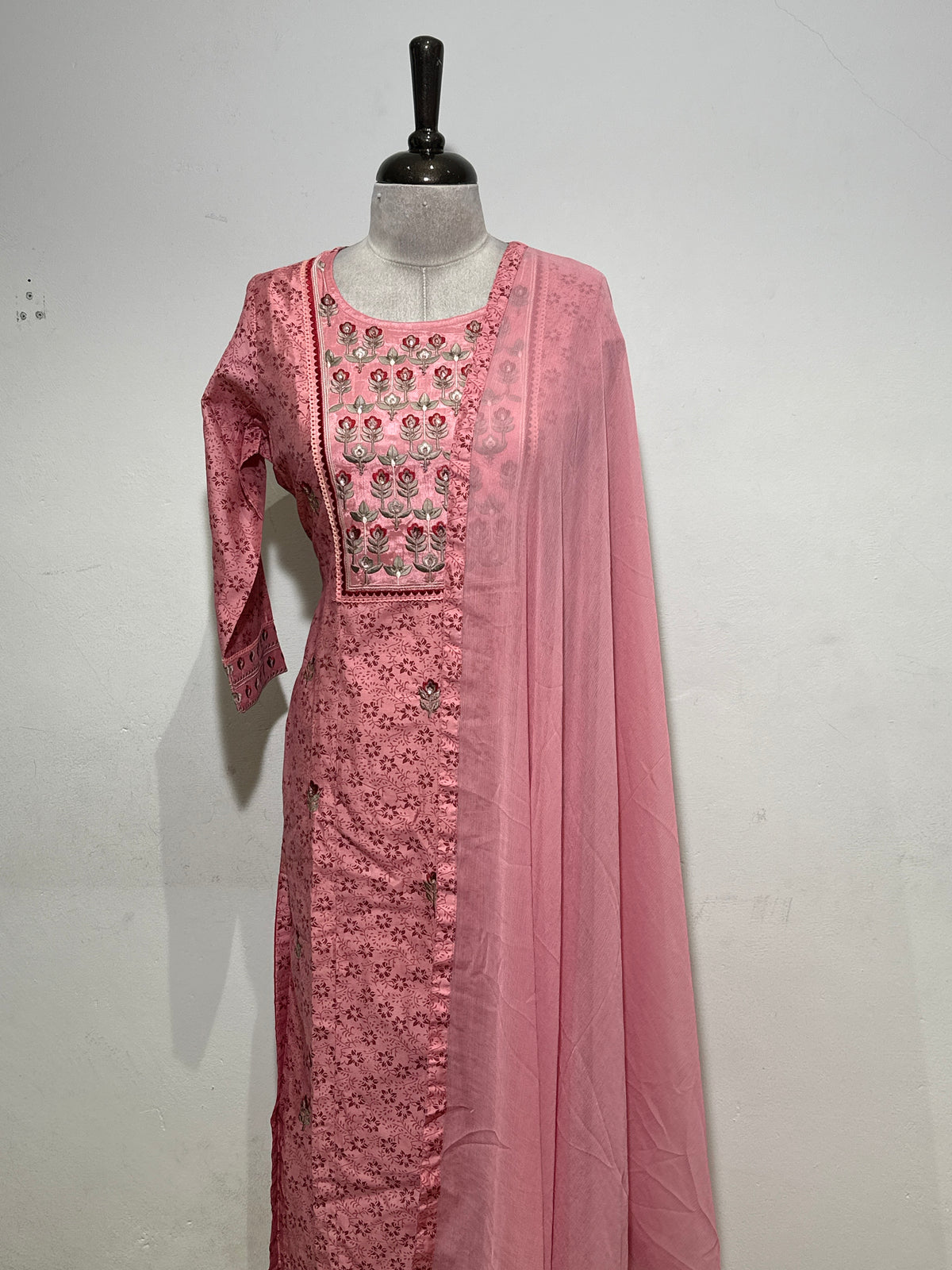 OFFER SALES READY TO WEAR SETS  -  IHA 35622