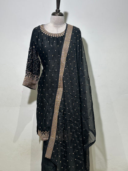 OFFER SALES READY TO WEAR SETS  -  IHA 35622