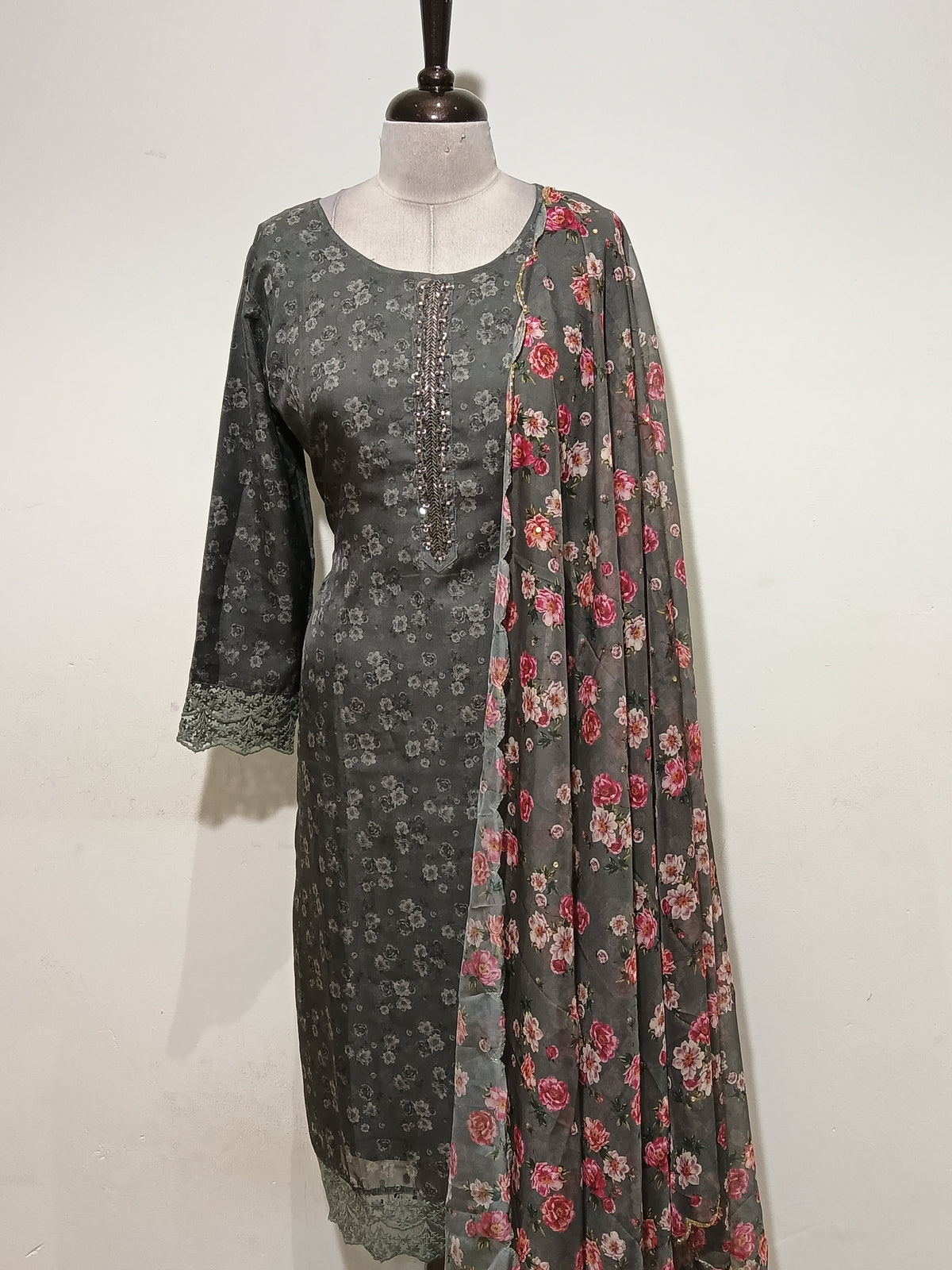 OFFER SALES READY TO WEAR SETS  -  IHA 35622