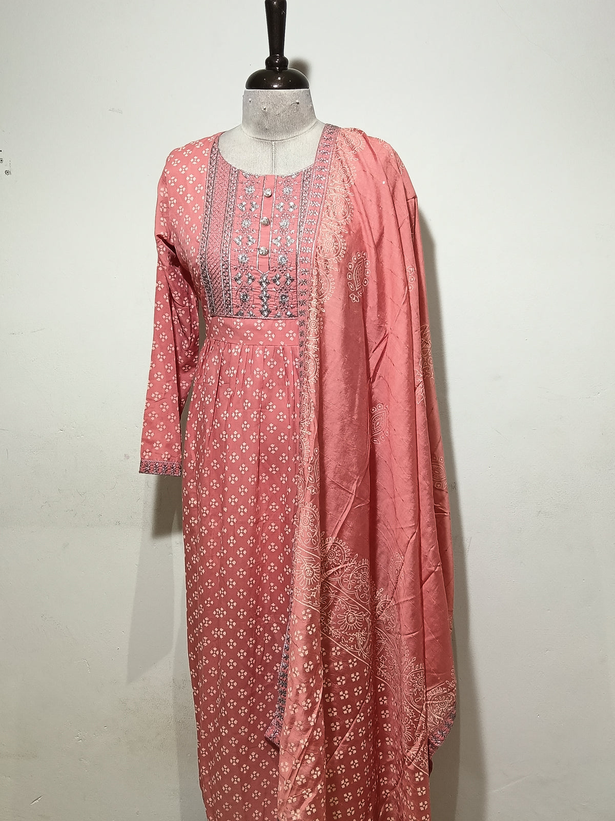 OFFER SALES READY TO WEAR SETS  -  IHA 35622