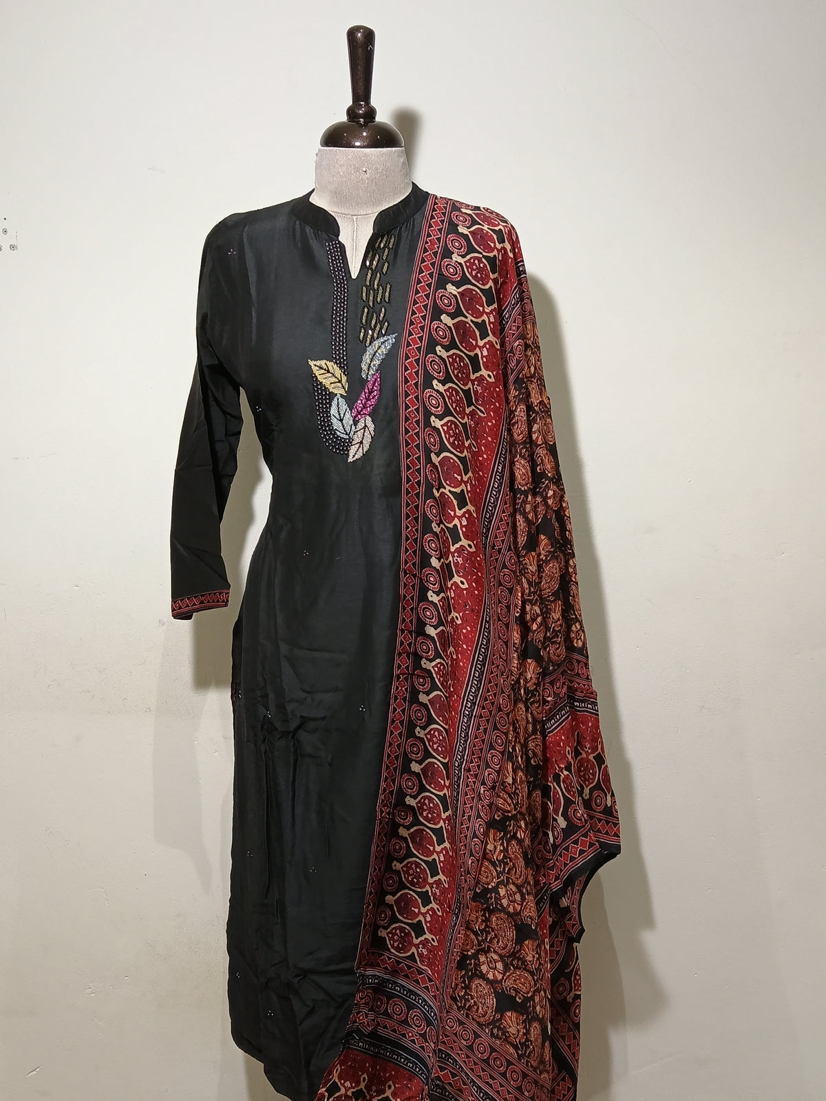 OFFER SALES READY TO WEAR SETS  -  IHA 35622