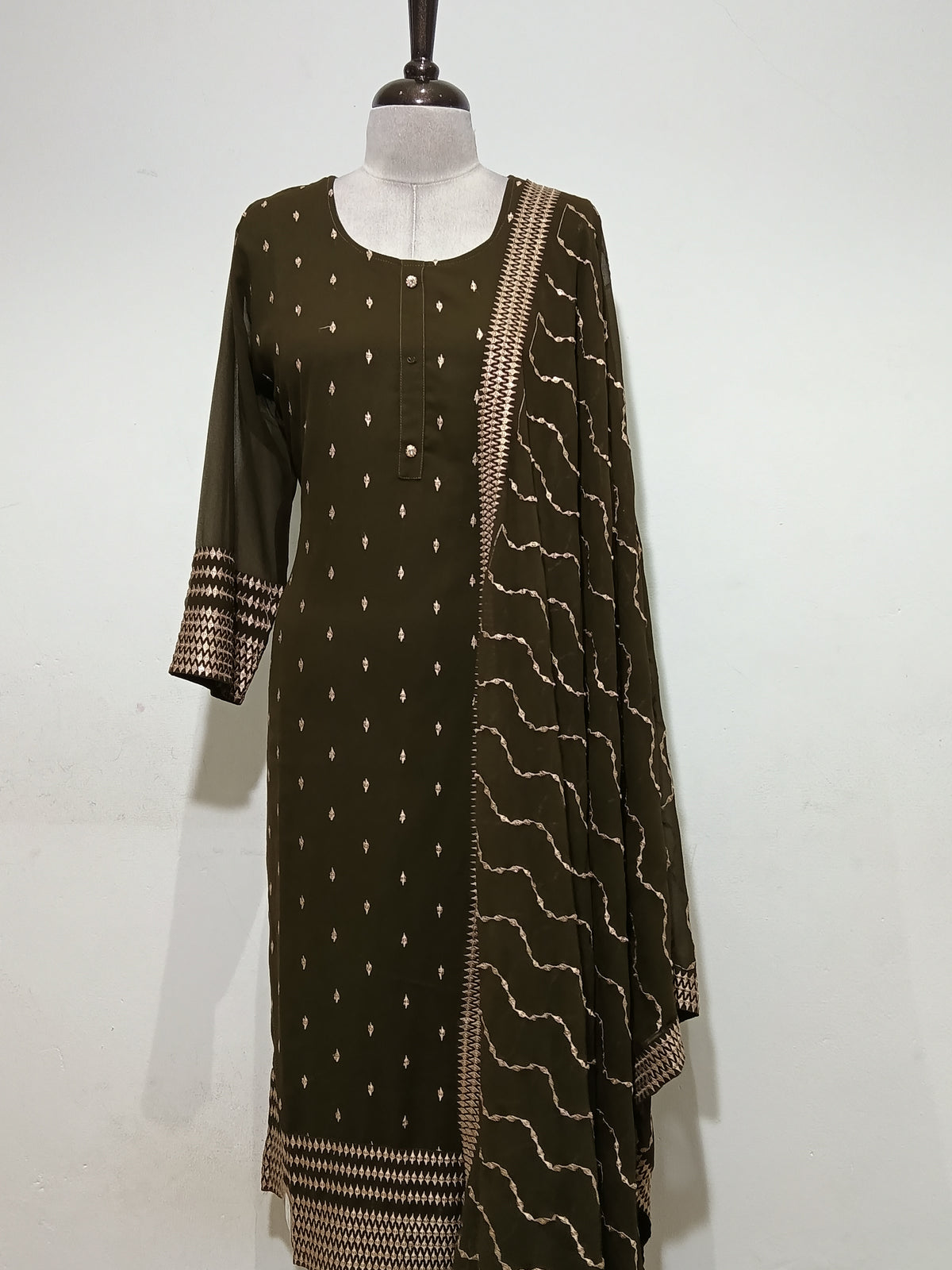 OFFER SALES READY TO WEAR SETS  -  IHA 35622
